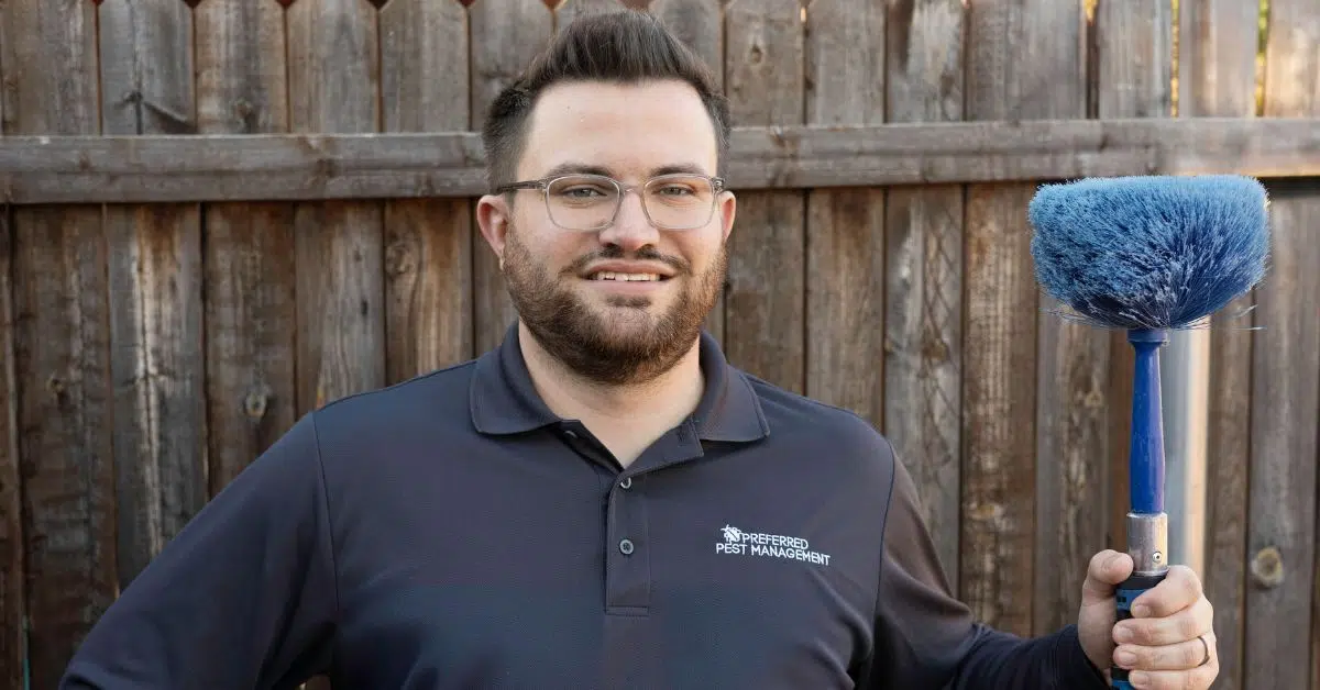 pest control technician providing the best pest control service in Frisco